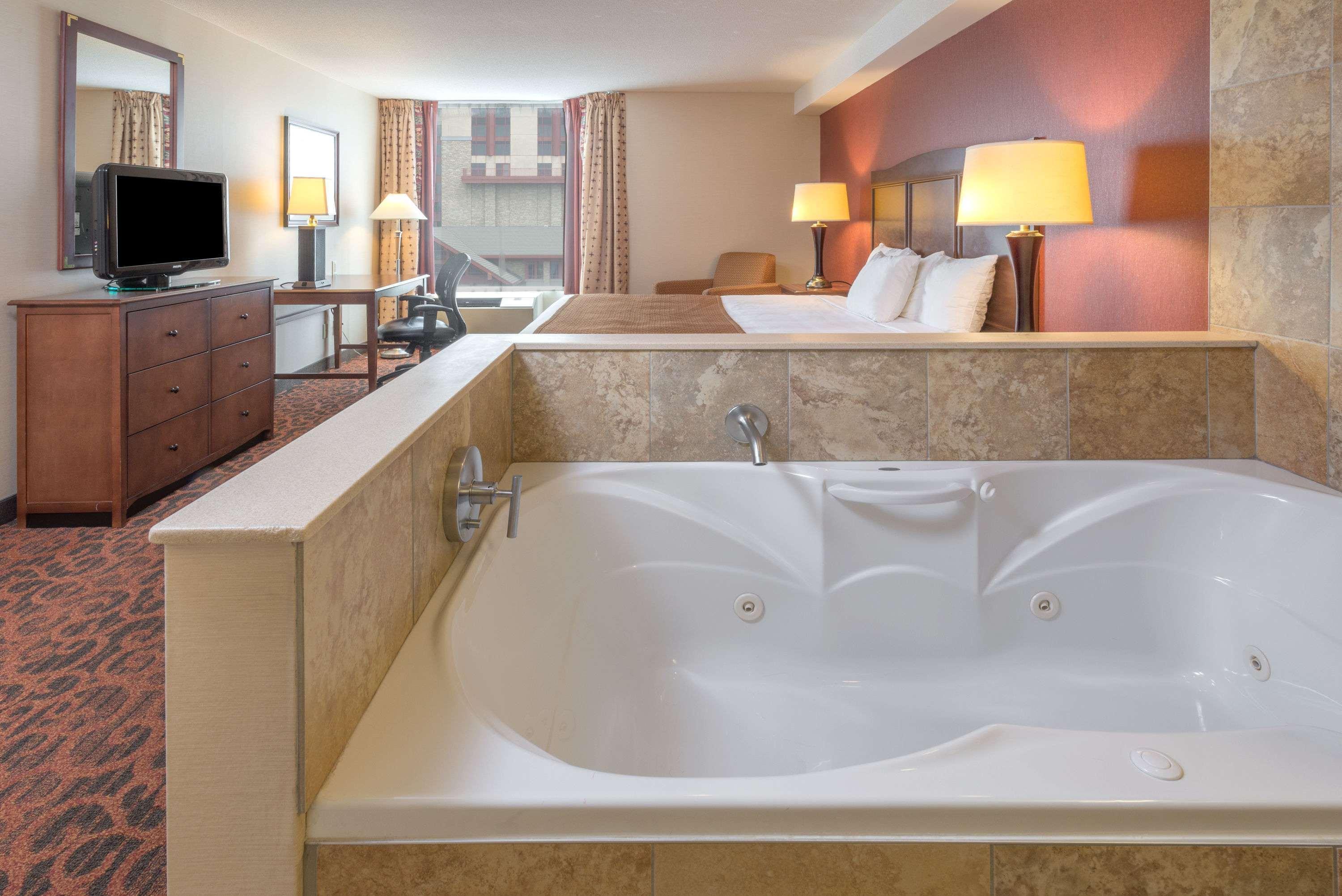 Ramada By Wyndham Niagara Falls/Fallsview Dış mekan fotoğraf