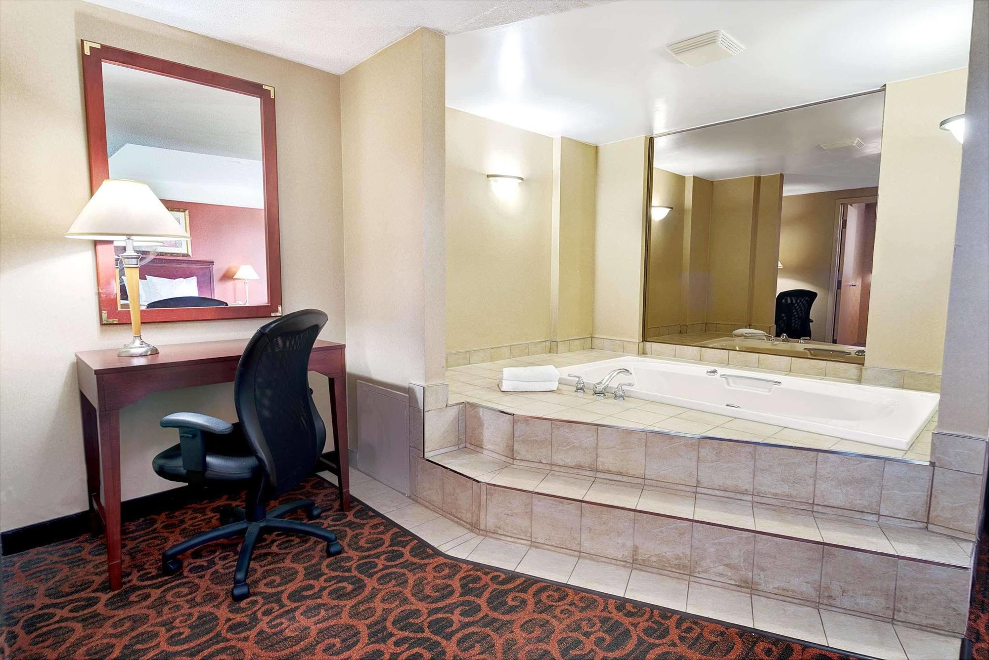 Ramada By Wyndham Niagara Falls/Fallsview Dış mekan fotoğraf